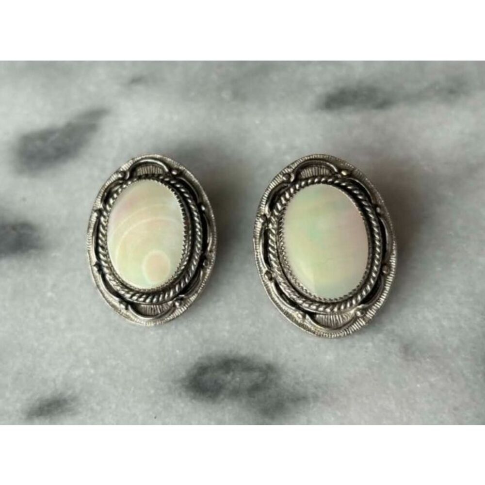 Judy Lee Mother of Pearl Iridescent Oval Silver Tone Clip On Earrings Vintage